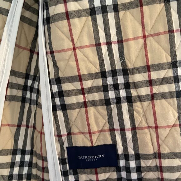 Burberry Constance Women’s White Quilted Jacket w/ Signature Plaid Lining – Size - Picture 4 of 10